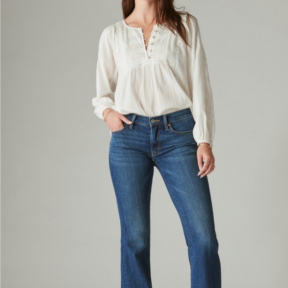 Lucky Brand. Size 27/4. Slim-fit,midrise, boot, cut